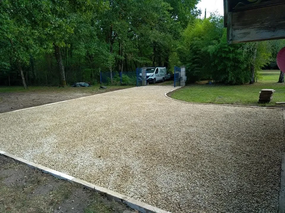 Allée carrossable / terrain de pétanque par RONDET PAYSAGES — Médoc / Bassin d'Arcachon / CUB (réf. allees-02)