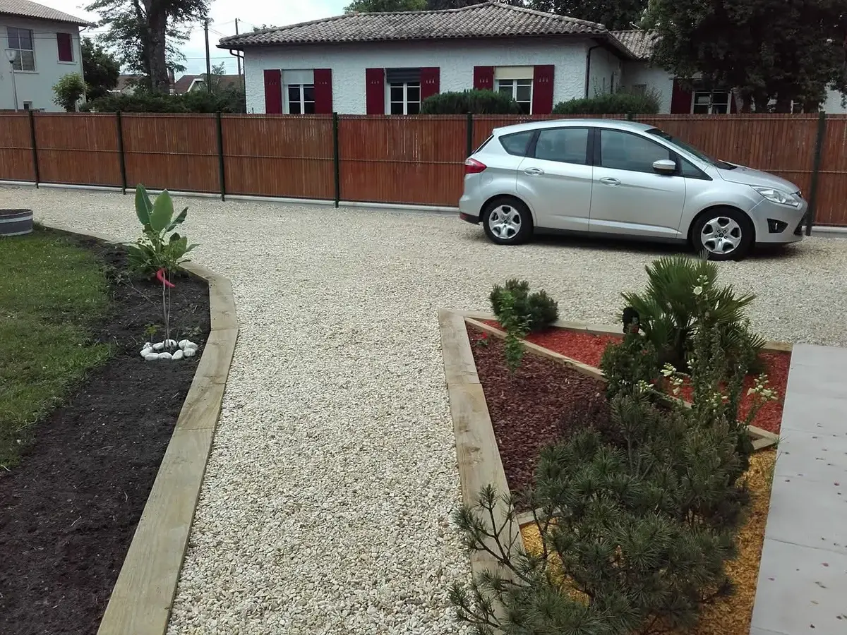 Allée carrossable / terrain de pétanque par RONDET PAYSAGES — Médoc / Bassin d'Arcachon / CUB (réf. allees-03)