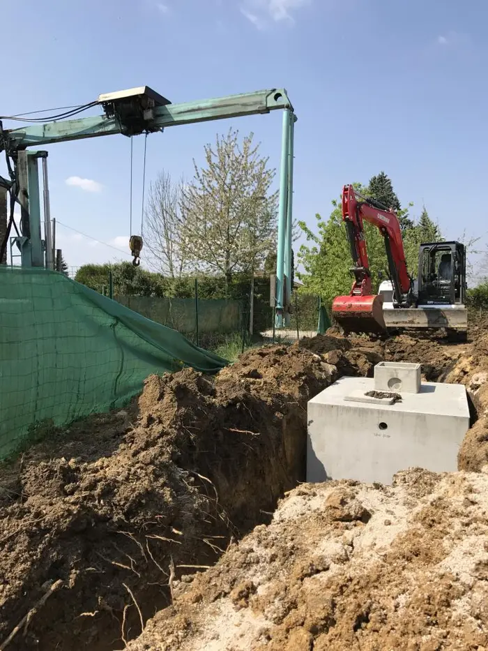 Mise en place d'une cuve de récupération d'eau de pluie enterrée dans sa fouille