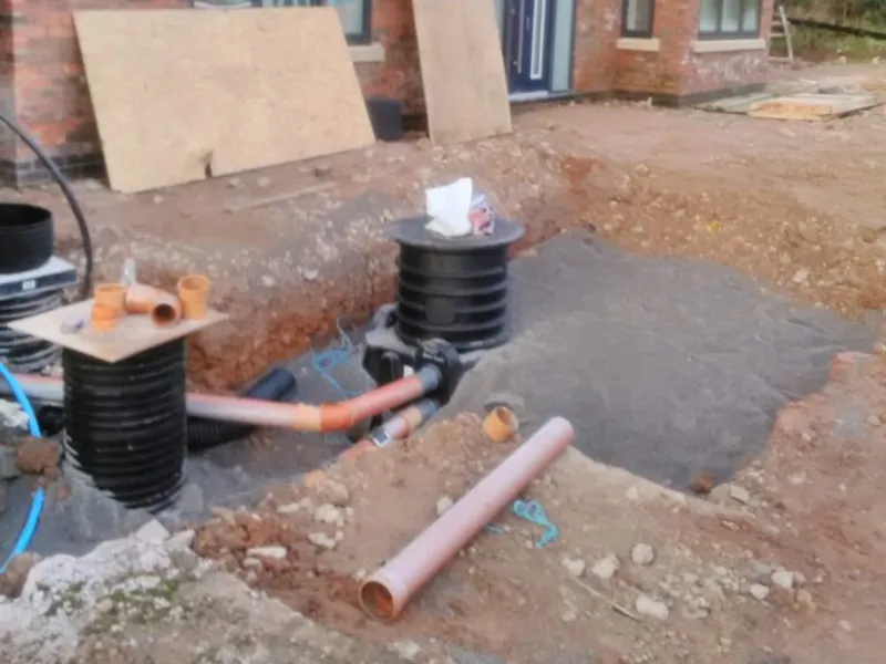 Raccordement des descentes d'eau pluviale sur une cuve de récupération enterrée